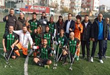 Malatya Belediyespor Ampute Futbol Takımı ve teknik kadro sahada galibiyet pozu veriyor.