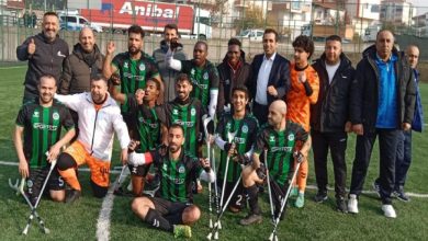 Malatya Belediyespor Ampute Futbol Takımı ve teknik kadro sahada galibiyet pozu veriyor.