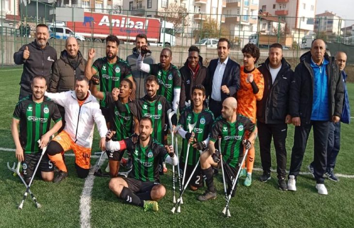Malatya Belediyespor Ampute Futbol Takımı ve teknik kadro sahada galibiyet pozu veriyor.