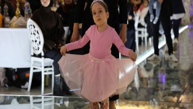 SMA'lı minik Asya Yüksel pembe renkli bale kıyafetiyle sahnede.