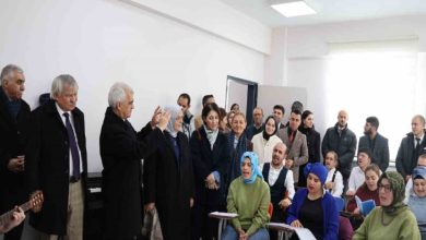 TBMM Engelli Bireylerin Sorunlarını Araştırma Komisyonu üyeleri ayakta, oturarak şarkı söyleyen koroyu dinliyor.