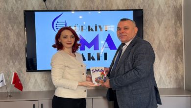 Türkiye SMA Vakfı Başkan Vekili Ece Soyer Demir, kaleme aldığı “SMA – Bir Umuttur Yaşatan İnsanı” isimli kitabını İlker Gökce’ye hediye ederken.