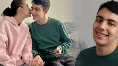 Ev ortamında bir koltukta yan yana oturan bir kadın, genç bir erkeğin yanağından öpüyor; genç elinde telefon tutarken gülümsüyor. Sağ tarafta ise aynı gencin yakın plan, güler yüzlü bir portresi yer alıyor.