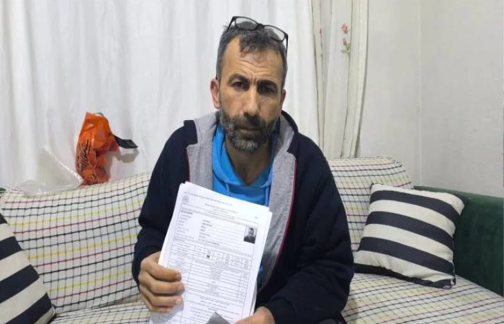 Engelli kanser hastası İsmail Erdoğan, elinde sağlık raporlarını tutuyor.