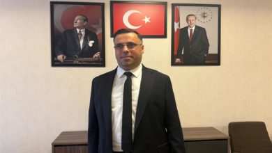 Aile ve Sosyal Hizmetler Bakanı Mahinur Özdemir Göktaş'ın danışmanlığını yürüten Dr. Fatih Ümit Çetin, sade bir ofiste ayakta dururken arkasındaki duvarda Türk bayrağı, Mustafa Kemal Atatürk ve Cumhurbaşkanı Recep Tayyip Erdoğan'ın portresi görülüyor.