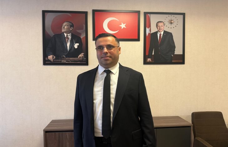 Aile ve Sosyal Hizmetler Bakanı Mahinur Özdemir Göktaş'ın danışmanlığını yürüten Dr. Fatih Ümit Çetin, sade bir ofiste ayakta dururken arkasındaki duvarda Türk bayrağı, Mustafa Kemal Atatürk ve Cumhurbaşkanı Recep Tayyip Erdoğan'ın portresi görülüyor.