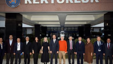 Rektör Prof. Dr. Özlenen Özkan, üniversite yönetim ile TBMM Engelli Bireylerin Sorunlarını Araştırma Komisyonu üyeleri rektörlük binası önünde poz veriyor.