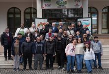 Denizli Büyükşehir Belediyesi Kent Konseyi Başkanı Ali Marım ile EKPSS kursiyerleri halk eğitim merkezi önünde hatıra fotoğrafı çektiriyor.