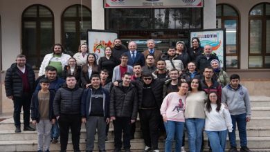 Denizli Büyükşehir Belediyesi Kent Konseyi Başkanı Ali Marım ile EKPSS kursiyerleri halk eğitim merkezi önünde hatıra fotoğrafı çektiriyor.