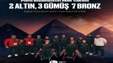 Mısır piramitleri ve gece gökyüzü fonunda hazırlanmış bir afiş. Ön planda Türkiye Para Badminton Milli Takımı sporcuları ve antrenörleri toplu halde poz veriyor; bazı sporcular tekerlekli sandalyede. Üstte büyük yazıyla “2 Altın, 3 Gümüş, 7 Bronz” ve turnuva adı yer alıyor. Altta Türkiye Milli Paralimpik Komitesi logosu bulunuyor.