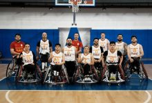 Galatasaray Fuzul Tekerlekli Sandalye Basketbol Takımı oyuncuları seremoni pozu veriyor.