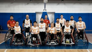 Galatasaray Fuzul Tekerlekli Sandalye Basketbol Takımı oyuncuları seremoni pozu veriyor.