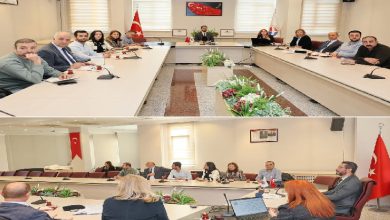 İki kareden oluşan görüntüde üniversite toplantı salonunda uzun masalar etrafında toplanmış bir kurul görülüyor. Türk bayrakları, mikrofonlar ve dizüstü bilgisayarlar eşliğinde resmi bir görüşme sürüyor; odada “erişilebilirlik için kafa yorulan” ciddi ama umutlu bir atmosfer var.