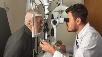 Op. Dr. Burak Özkan, ameliyat olan Adnan Metin'in gözlerini cihazla inceliyor.