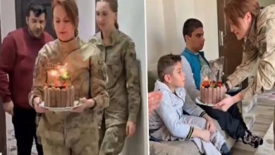 İki kareden oluşan görüntüde üniformalı jandarma personeli, ellerinde doğum günü pastasıyla bir eve giriyor ve koltukta oturan bir çocuğa pastayı uzatarak sürpriz kutlama yapıyor.