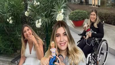 Kolaj bir görsel: Tekerlekli sandalyede oturan genç bir kadın gülümsüyor; bir karede köpeğini kucağında tutuyor, diğerinde elinde bir oyuncak bebek var. Arka plan şehir ve yeşil bitkiler.