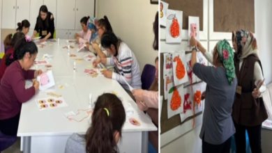 Bir sınıf ortamında engelli bireyler masalarda el işi ve boyama çalışmaları yapıyor; diğer karede yapılan resimler panoya asılırken iki görevli çalışmaları düzenliyor.