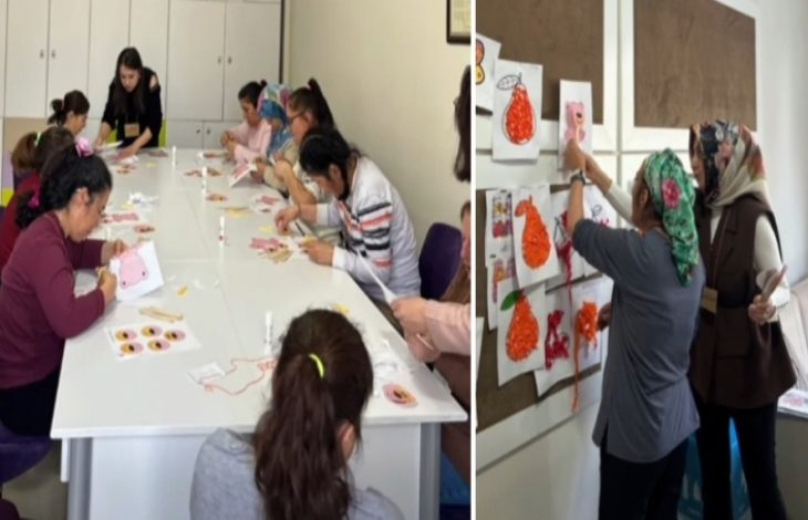 Bir sınıf ortamında engelli bireyler masalarda el işi ve boyama çalışmaları yapıyor; diğer karede yapılan resimler panoya asılırken iki görevli çalışmaları düzenliyor.