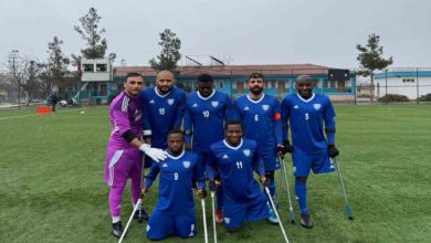 Şahinbey Ampute Futbol Takımı oyuncuları sahada poz veriyor.