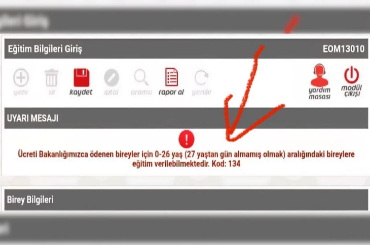 Bir sistem ekranında “0–26 yaş aralığına eğitim verilebilir” uyarısı kırmızı işaretle vurgulanmış; resmi, soğuk bir arayüz ve dikkat çeken bir hata/engel mesajı öne çıkıyor.