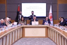 TBMM’de düzenlenen toplantıda, komisyon üyeleri uzun masa etrafında toplanmış; arkadaki ekranda sunum yer alırken dil ve konuşma alanındaki konular görüşülüyor.