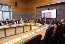 Bir toplantı salonunda uzun masa etrafında toplanan komisyon üyeleri ve davetliler, engelli bireylerin sporla ilgili sorunlarını görüşürken görülüyor.