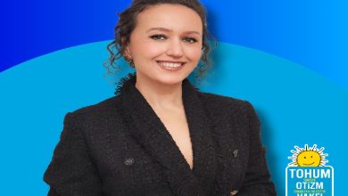 Mavi tonlarda hazırlanmış kurumsal bir görsel. Ön planda siyah ceketli, saçları toplu bir kadın kameraya gülümseyerek poz veriyor. Arka plan sade ve parlak; sağ alt köşede bir vakıf logosu yer alıyor.