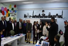 Özel sınıf içinde bulunan yetkililer yan yana bulunuyor.