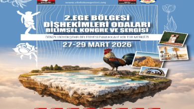 Mavi tonlarda tasarlanmış bir afişte, “2. Ege Bölgesi Dişhekimleri Odaları Bilimsel Kongre ve Sergisi” başlığı yer alıyor. Ortada Pamukkale travertenlerini temsil eden yüzen bir ada görseli, üzerinde horoz figürü bulunuyor. Sağ tarafta Denizli’yi simgeleyen küçük fotoğraflar kolaj halinde verilmiş. Alt bölümde kurum logoları, üstte ise kongrenin 27–29 Mart 2026 tarihlerinde Denizli’de yapılacağı bilgisi yer alıyor.