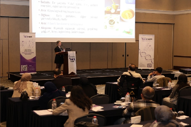 Diyetisyen Anıl Çiğdem Uygur ise “SMA Hastalığında Beslenme Yönetimi” başlıklı sunumunda çekilmiş fotoğraf.