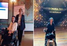 Görsel iki farklı fotoğrafın yan yana yerleştirilmiş hâlinden oluşuyor. Sol tarafta, tarihi süslemelere sahip bir salonda çekilmiş bir kare var. Tekerlekli sandalyede oturan bir kadın gülümseyerek poz veriyor. Yanında ayakta duran başka bir kadın bulunuyor. Arkada bir sunum ekranı ve “Kas Hastalıklarında Multidisipliner Yaklaşım Çalıştayı” yazılı bir afiş görülüyor. Sağ tarafta ise bir sahne ortamı yer alıyor. Tekerlekli sandalyedeki aynı kadın sahnede tek başına oturuyor. Arkadaki büyük ekranda “Kariyer Onursal Ödülleri – Kas Hastalıkları” yazısı yer alıyor. Işıklandırma daha dramatik ve ödül töreni atmosferi hissediliyor.