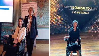 Görsel iki farklı fotoğrafın yan yana yerleştirilmiş hâlinden oluşuyor. Sol tarafta, tarihi süslemelere sahip bir salonda çekilmiş bir kare var. Tekerlekli sandalyede oturan bir kadın gülümseyerek poz veriyor. Yanında ayakta duran başka bir kadın bulunuyor. Arkada bir sunum ekranı ve “Kas Hastalıklarında Multidisipliner Yaklaşım Çalıştayı” yazılı bir afiş görülüyor. Sağ tarafta ise bir sahne ortamı yer alıyor. Tekerlekli sandalyedeki aynı kadın sahnede tek başına oturuyor. Arkadaki büyük ekranda “Kariyer Onursal Ödülleri – Kas Hastalıkları” yazısı yer alıyor. Işıklandırma daha dramatik ve ödül töreni atmosferi hissediliyor.