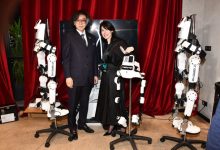 Japon Bilim İnsanı Prof. Dr. Yoshiyuki Sankai ile Cybernicx Yönetim Kurulu Üyesi Gülnihal Sezer, robotik fizik tedavi cihazlarının yanında poz veriyor.