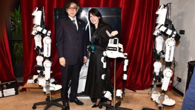 Japon Bilim İnsanı Prof. Dr. Yoshiyuki Sankai ile Cybernicx Yönetim Kurulu Üyesi Gülnihal Sezer, robotik fizik tedavi cihazlarının yanında poz veriyor.