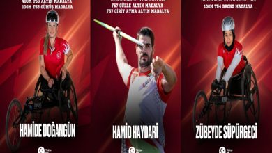 Kırmızı zeminli üç afişte milli formayla para atletler yer alıyor. Dubai 2026 WPA Grand Prix’de kazanılan altın, gümüş ve bronz madalyalar vurgulanıyor; alt bölümde Türkiye Paralimpik Komitesi logosu bulunuyor.