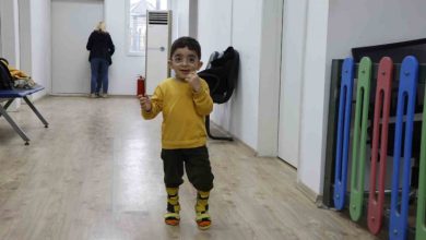 Serebral Palsili Eren Aksoy'un, yürürken çekilen fotoğrafı.