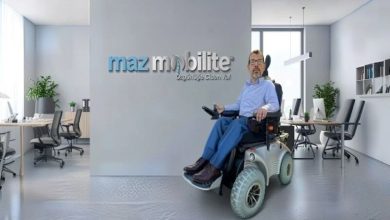 Maz Mobilite Kurucu ve CEO’su Halil Yılmaz, ofis için aracında oturuyor.