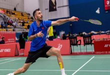 Milli para sporcu İlker Tuzcu raketiyle badminton topuna vuruşunda dizlerinin üstünde duruyor.