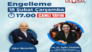 Açık mavi tonlarda hazırlanmış bir program afişi. Üstte “Engelleme” başlığı, altında “18 Şubat Çarşamba 17.00 CANLI YAYIN” bilgisi yer alıyor ve sağ üstte Ulusal logosu bulunuyor. Solda moderatör Uğur Becerikli’nin, sağda ise konuğu Dr. Aylin Yaman’ın fotoğrafı yer alıyor. Alt kısımda isimleri ve unvan bilgileri yazılı; resmi ve haber programı havası taşıyan bir tasarım.