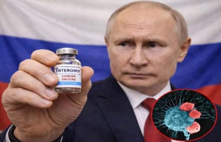 Takım elbiseli bir erkek, arka planda Rusya bayrağı önünde küçük bir flakonu kameraya doğru tutuyor. Flakonun üzerinde “ENTEROMIX – Cancer Vaccine” yazıyor. Görselin sağ alt köşesinde ise kanser hücrelerini temsil eden illüstratif bir mikroskobik görsel yer alıyor.