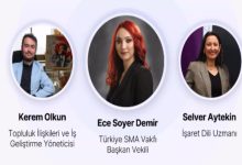 Üç konuşmacının yuvarlak çerçeveli portre fotoğrafları yer alıyor. Solda Kerem Olkun, altında “Topluluk İlişkileri ve İş Geliştirme Yöneticisi” unvanı yazıyor. Ortada Ece Soyer Demir ve “Türkiye SMA Vakfı Başkan Vekili” bilgisi bulunuyor. Sağda ise Selver Aytekin’in fotoğrafı ve “İşaret Dili Uzmanı” unvanı yer alıyor. Tasarım bir webinar ya da bilgilendirme etkinliği duyurusu niteliğinde.