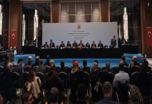 TBMM Engelli Bireylerin Sorunlarını Araştırma Komisyonu üyeleri konuşmacı masasında sahnede bulunarak katılımcı engellilere ve vatandaşlara hitap ediyorlar.