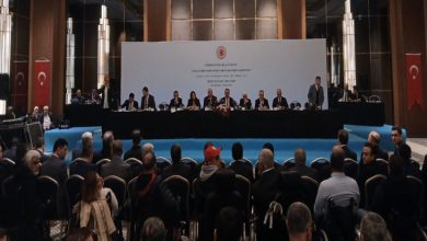 TBMM Engelli Bireylerin Sorunlarını Araştırma Komisyonu üyeleri konuşmacı masasında sahnede bulunarak katılımcı engellilere ve vatandaşlara hitap ediyorlar.