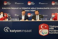TMPK Başkanı Murat Aksu ile Kalyon İnşaat Yönetim Kurulu Başkanı Murathan Kalyoncu, sponsorluk sözleşmesini imzalıyor.