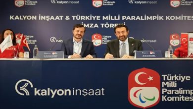 TMPK Başkanı Murat Aksu ile Kalyon İnşaat Yönetim Kurulu Başkanı Murathan Kalyoncu, sponsorluk sözleşmesini imzalıyor.