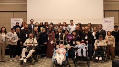 Görselde, Türkiye SMA Vakfı, “Öğrendikçe Güçleniyoruz Bölgesel Uzman & Aile Seminer Programı” kapsamında Akdeniz Bölgesi’nde Adana’da çekilmiş toplu fotoğraf anı.