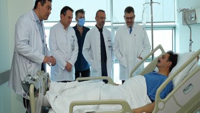 Oyuncu Ufuk Özkan, hastane yatağında uzanıyor ve ameliyatı gerçekleştiren doktorlar ayakta yan yana bulunuyor.