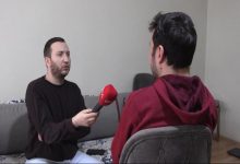 Görselde, bir odada karşılıklı oturan iki erkekten biri elindeki kırmızı mikrofonu sırtı kadraja dönük zihinsel engelli Hamza S.'ye uzatarak röportaj yapıyor.