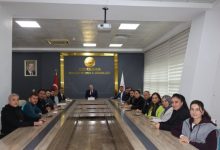 Adıyaman Gençlik ve Spor İl Müdürü Hüseyin Elüstü başkanlığında, toplantı masasında katılımcılar bulunuyor.