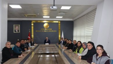 Adıyaman Gençlik ve Spor İl Müdürü Hüseyin Elüstü başkanlığında, toplantı masasında katılımcılar bulunuyor.